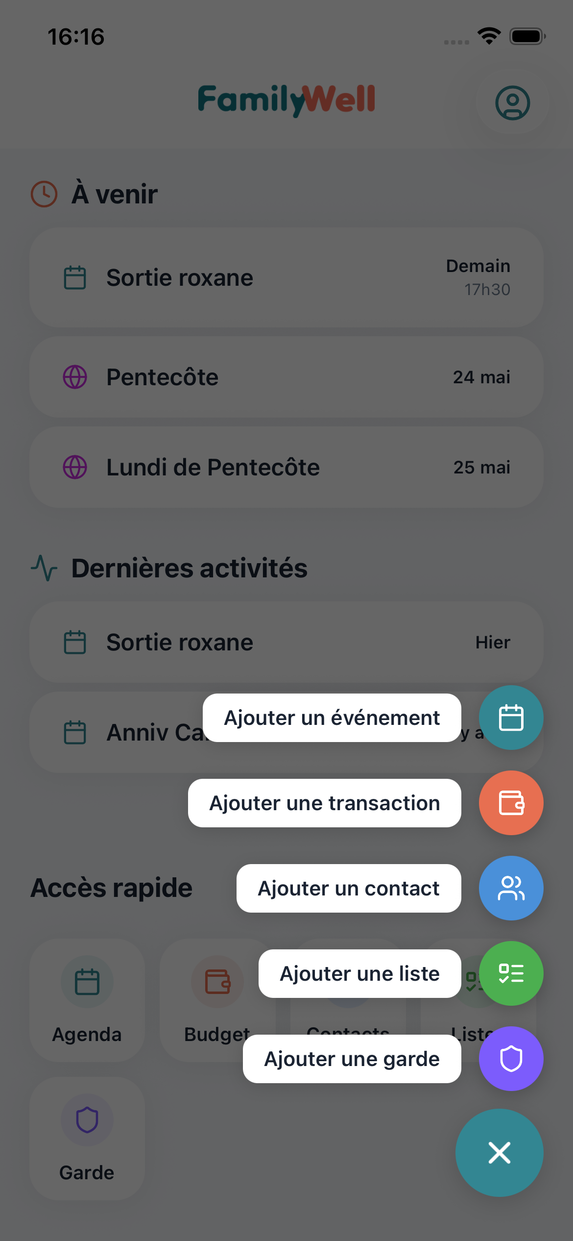 Tableau de bord intelligent FamilyWell — vue d'ensemble du foyer avec événements à venir, tâches récentes et raccourcis contextuels sur iPhone